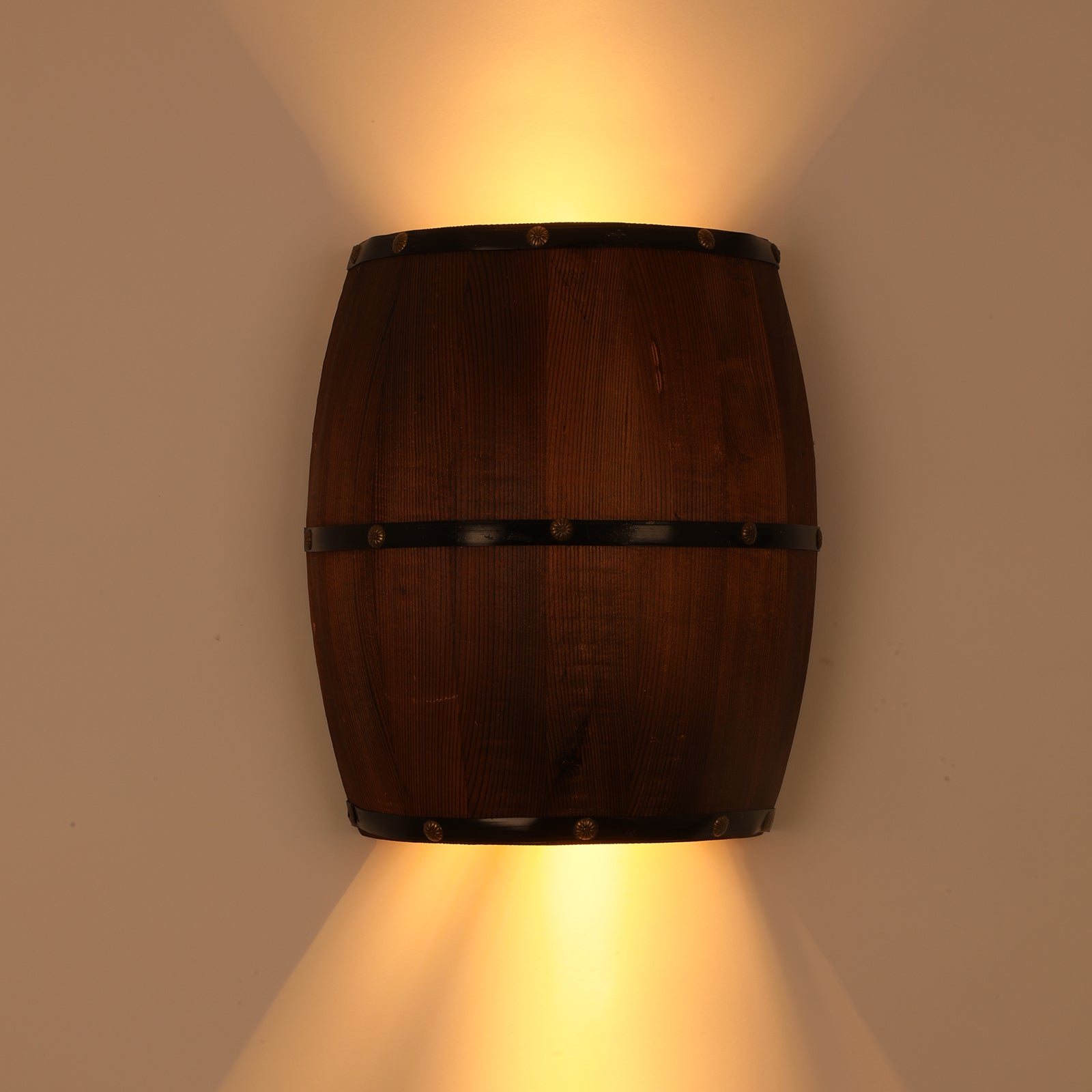 Lampada da parete in legno vintage